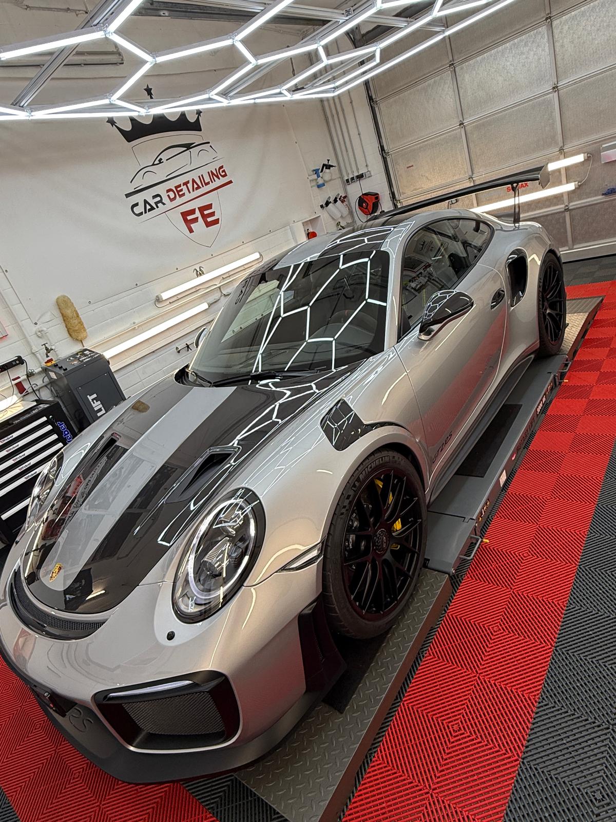 Fertig veredelter Porsche im Studio von FE Car Detailing